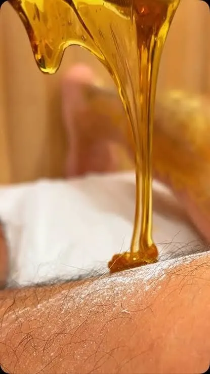 Cera quente dourada escorrendo durante a depilação