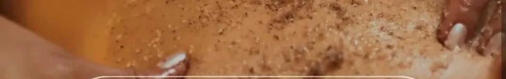 Detalhe da esfoliação corporal sendo aplicada nas costas